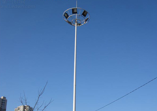 大功率燈更適合使用高桿燈