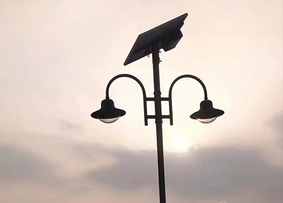 江蘇淮安某小區(qū)太陽能庭院燈亮燈